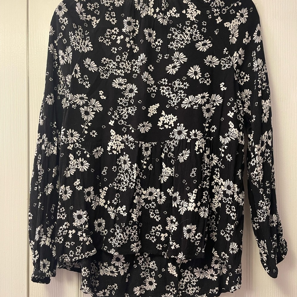 Old Navy Black and White flowy floral Blouse with tassel tie v-neck collar